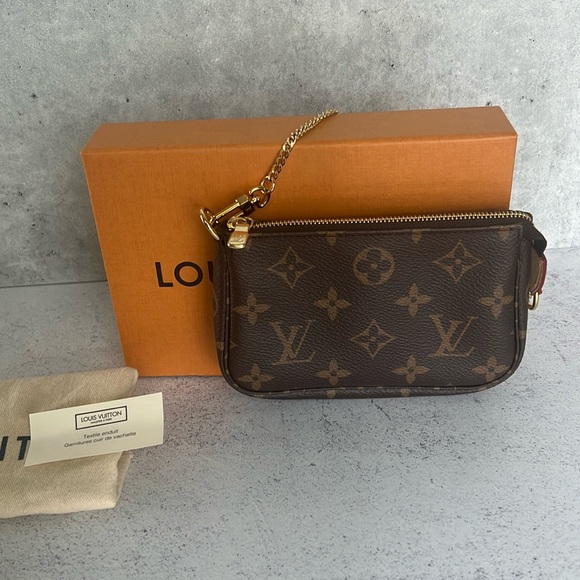 Louis Vuittton NWT tag, dust bag and box included. - Picture 3 of 10